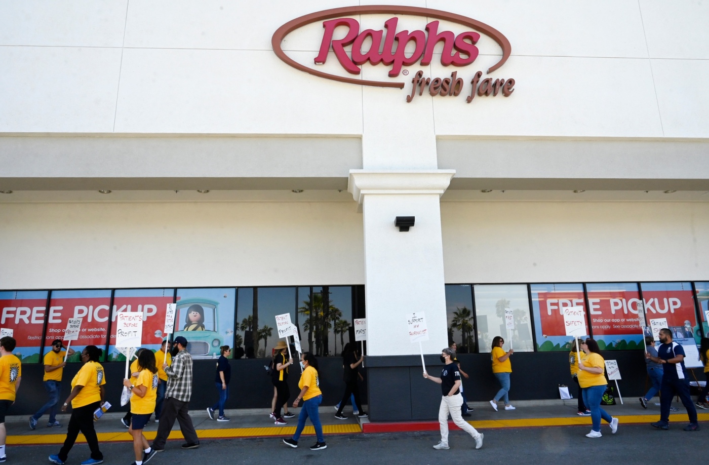 Pharmacists’ union rejects contract offer from Ralphs, Albertsons