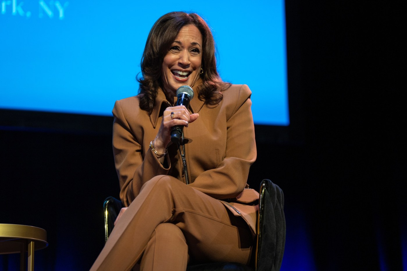 Former Vice President Kamala Harris gives message of hope during book ...